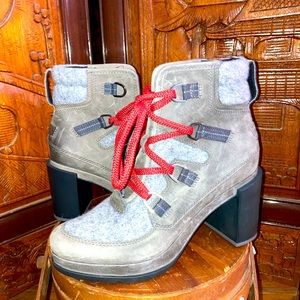 Original Sample Never worn Sorel Blake Lace Booties